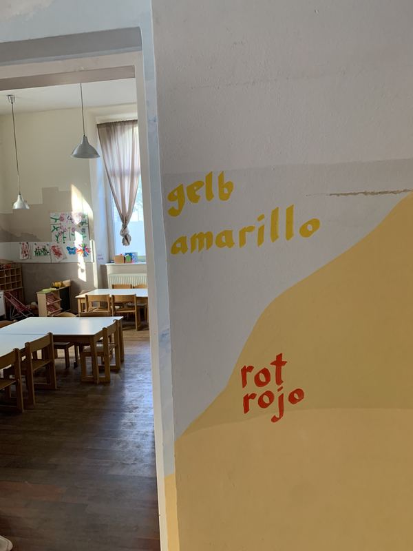 Wand im Gruppenraum: gelb – amarillo, rot – rojo